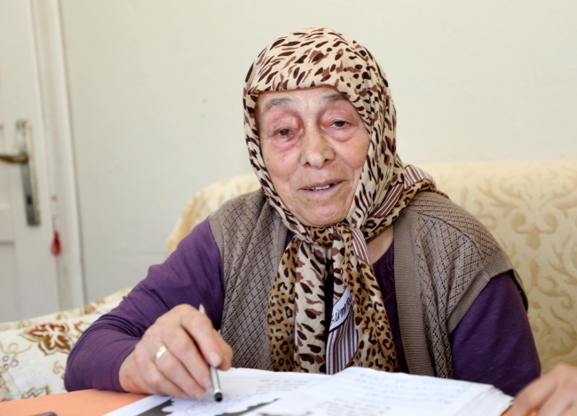 Okuma yazma hayalini 82 yaşında gerçekleştiriyor